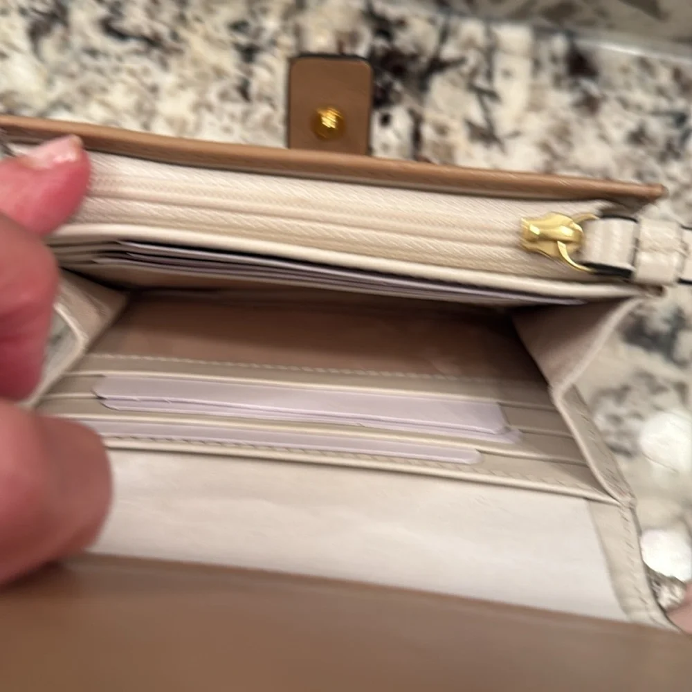 Radley London light beige Leather Wallet .. nwt
Authentic .. gold snap logo - Picture 5 of 5